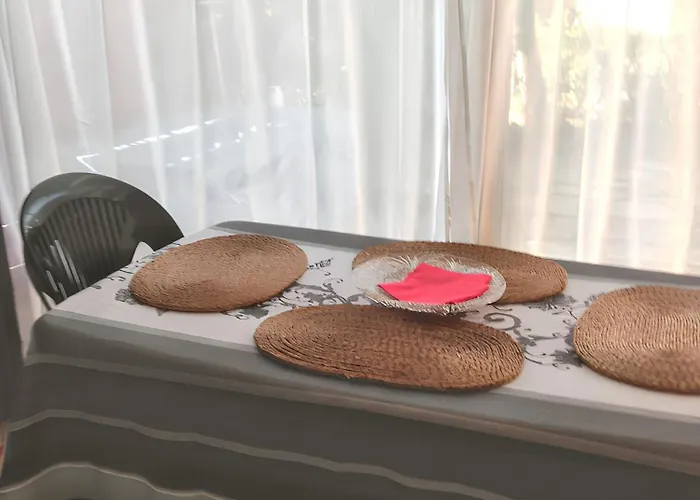 Appartement Avec Piscine Partagee A *