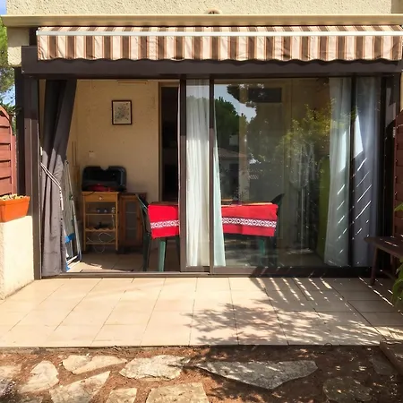 Apartment Avec Piscine Partagee A *